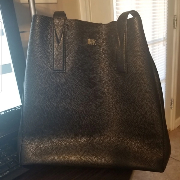 COPY - Michael Kors Junie Large Pebbled Leather T… - Picture 3 of 9